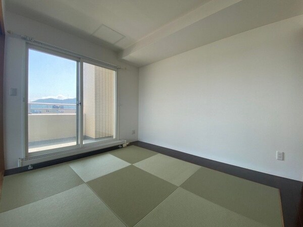6帖の和室は琉球畳を使っておりおしゃれですね！