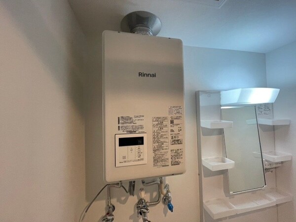 給湯器は簡単操作で温度調整ができますよ。