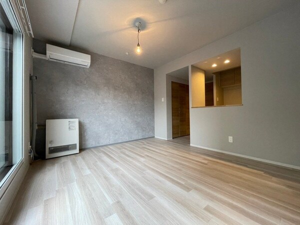 居室・リビング(フローリングと壁のカラーが明るい雰囲気ですね！)