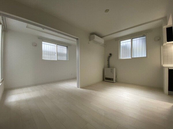 居室・リビング(白さが清潔感を出してくれます。お部屋も明るいですね。)
