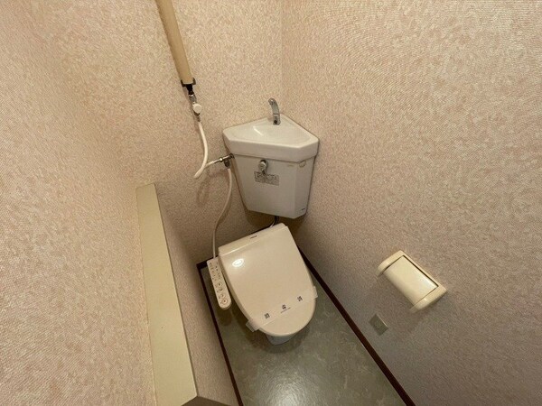 トイレ(こちらはトイレです。清潔感があり、安心して使用できます。)