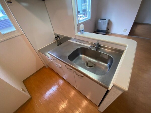 キッチン(キッチンはシックなデザインでした。洗い場も大きい。)