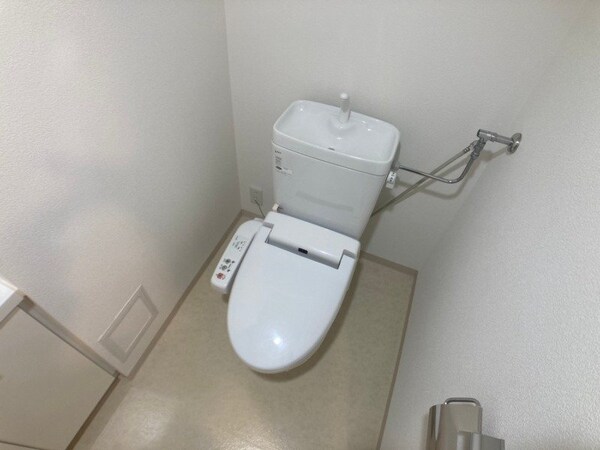 トイレ(ウォシュレット機能がついたトイレ。安心して使用できますね。)
