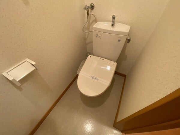 トイレ(ウォシュレット機能がついたトイレ。安心して使用できますね。)