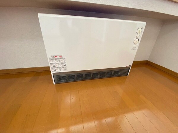 その他(電気暖房です。冬場の寒い日でも安心ですね～)