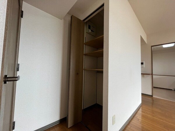 収納もバッチリあるのでお部屋が片付きますよ！