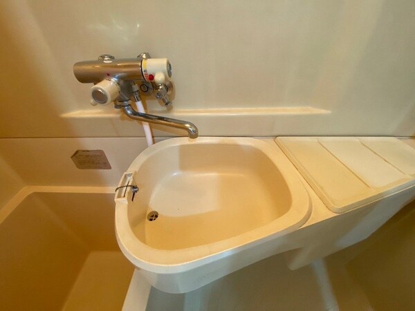 洗面所(ユニットバス内の洗面台です。朝の身支度もスムーズです。)