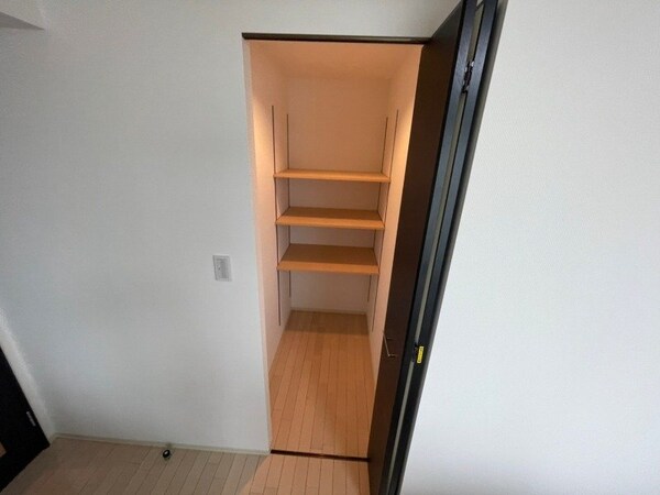 収納もバッチリあるのでお部屋が片付きますよ！