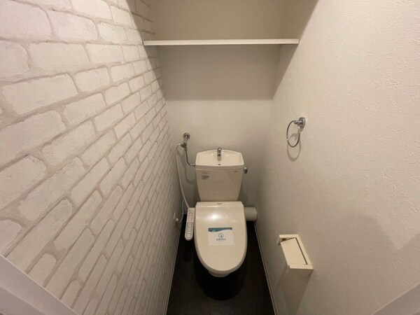 トイレ(こちらはトイレです。清潔感があり、安心して使用できます。)