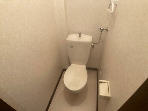 トイレ(こちらはトイレです。清潔感があり、安心して使用できます。)