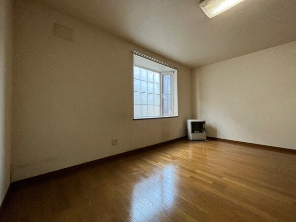 寝室のお部屋を撮ってみました。家具の配置もしやすそう。