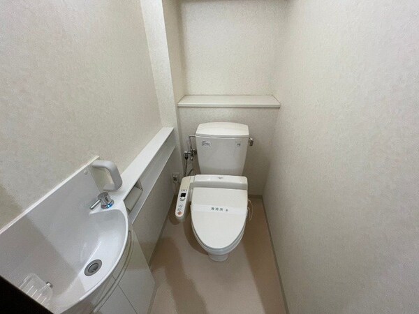 トイレ(こちらはトイレです。清潔感があり、安心して使用できます。)