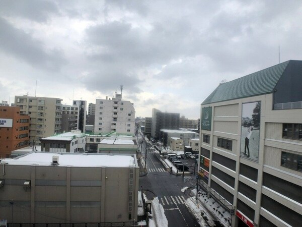 眺望(目の前が開けていて、空を見上げることができます。)