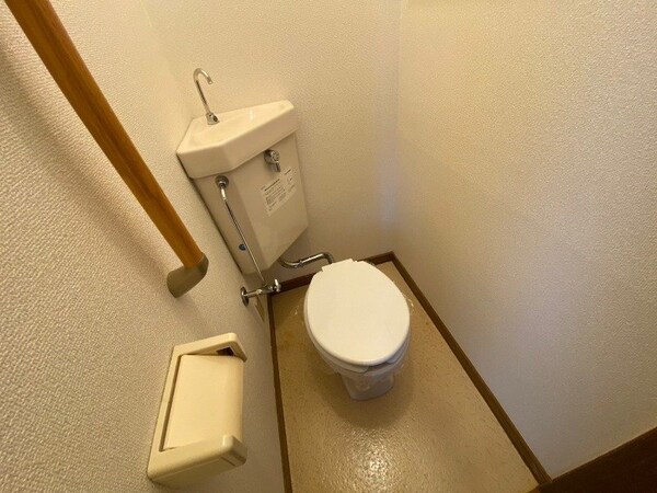 トイレ(こちらはトイレです。清潔感があり、安心して使用できます。)