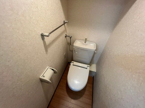 トイレ(トイレです。タオル掛けもついて便利ですね)