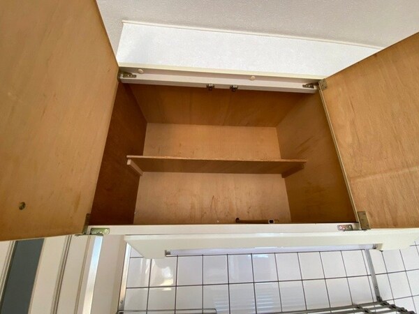 キッチン上部の棚に台所用品や食器などを入れることができます。