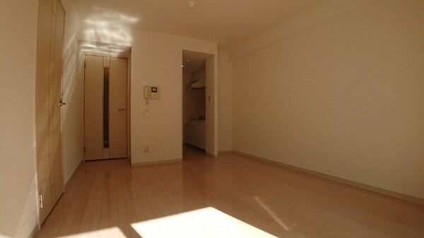 居室・リビング(リビングを別角度から撮りました。お部屋も明るいです！)