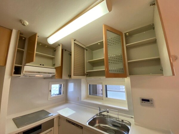 キッチン上部の棚に台所用品や食器などを入れることができます。