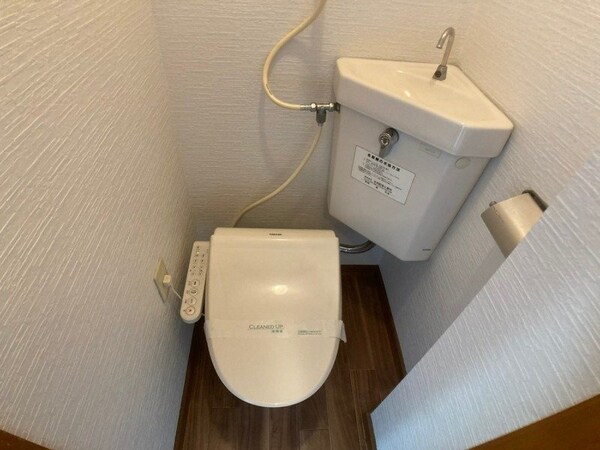 トイレ(こちらはトイレです。清潔感があり、安心して使用できます。)