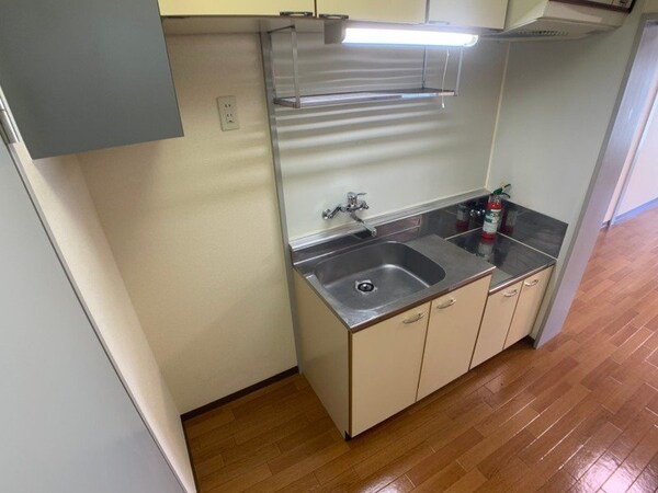 キッチン(キッチンの隣には冷蔵庫を置けるスペースがありますね。)