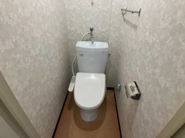 トイレ(こちらはトイレです。清潔感があり、安心して使用できます。)