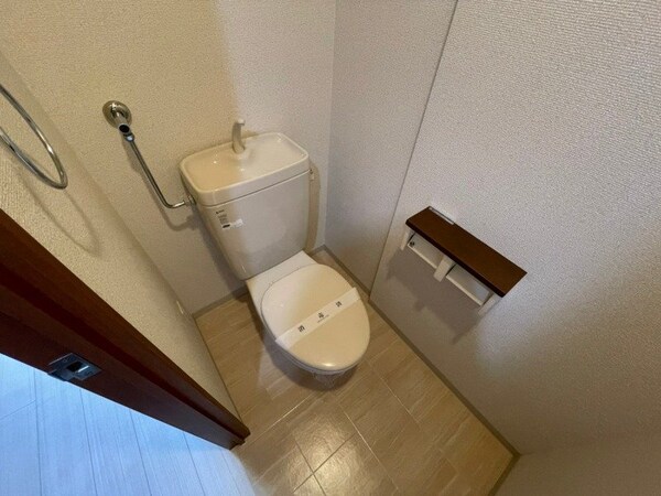 トイレ(トイレです。タオル掛けもついて便利ですね。)