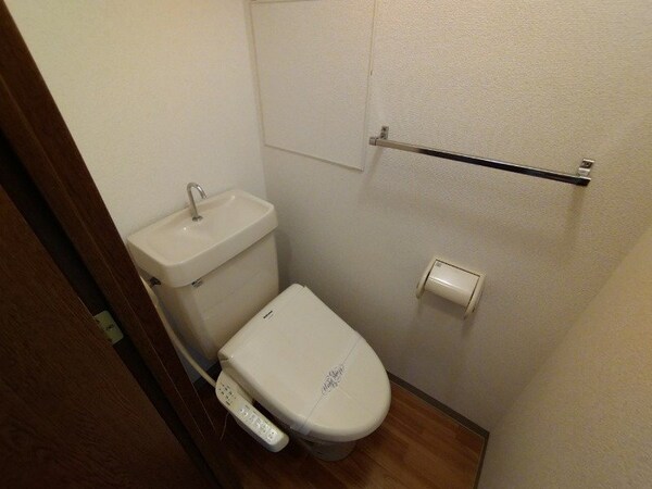 トイレ(トイレです。タオル掛けもついて便利ですね。)