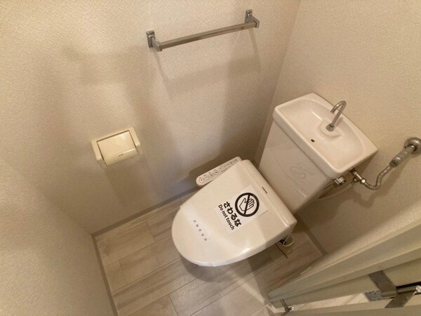 トイレ(こちらはトイレです。清潔感があり、安心して使用できます。)