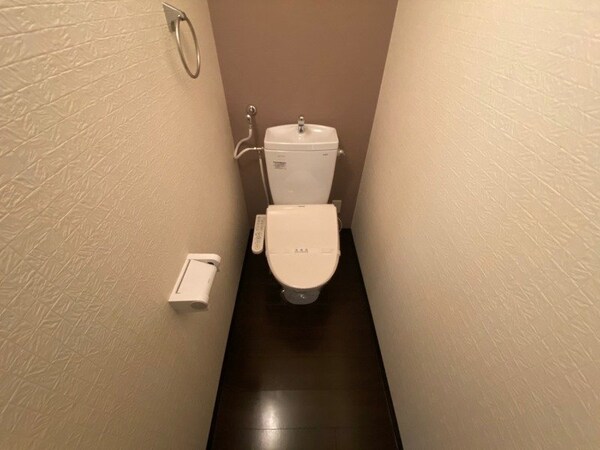 トイレ(こちらはトイレです。清潔感があり、安心して使用できます。)