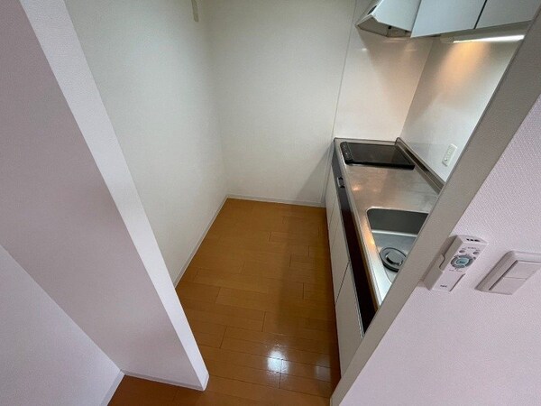 キッチン(キッチン背部のスペースです。冷蔵庫やレンジ台も置けますね。)