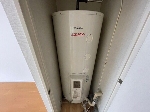 電気温水器のスペースになってます。普段は戸で隠れてますよ～