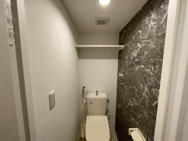 トイレの上の収納スペースも嬉しいですね。