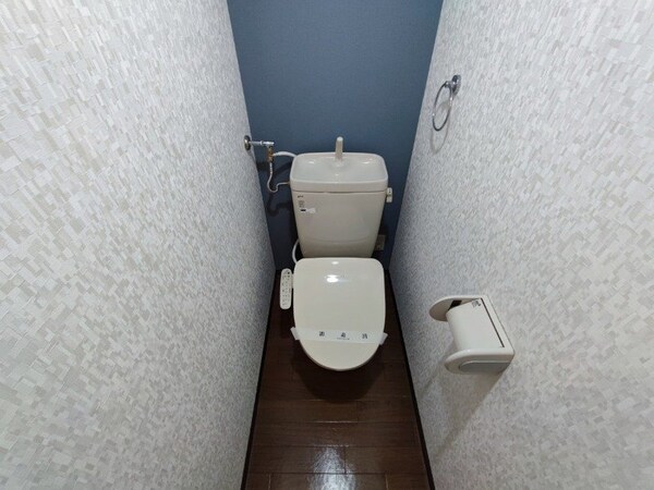 トイレ(こちらはトイレです。清潔感があり、安心して使用できます。)