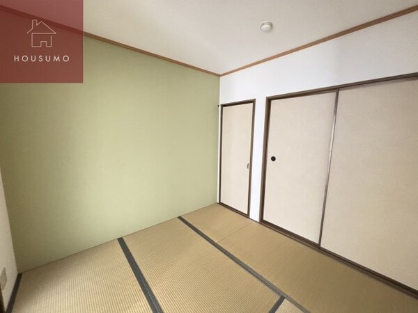 和室(畳の上でゆっくりとくつろげる和室です)
