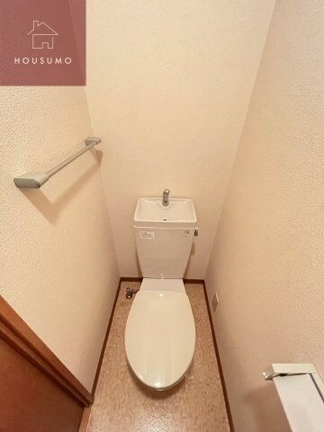 物件内観写真8　(落ち着いた色調の寝室です)