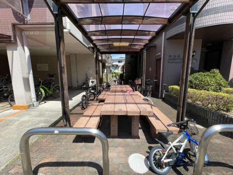 物件外観写真2　(清潔なロビーです)