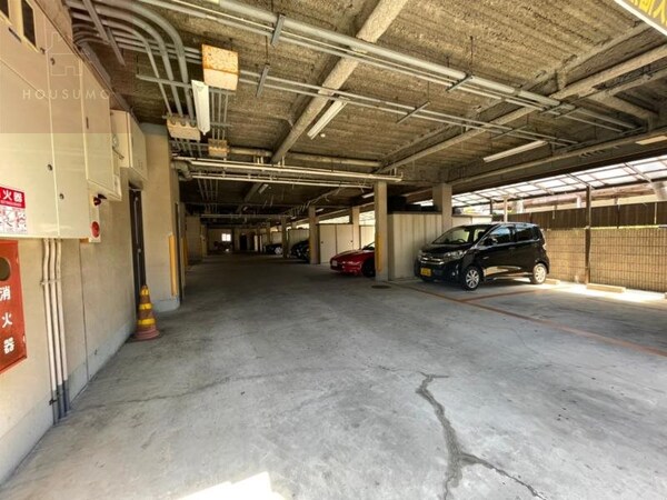 駐車場(車をお持ちの方に嬉しい駐車場付きの物件です)