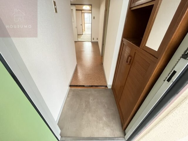 物件内観写真10　(ゆったりとした玄関です)