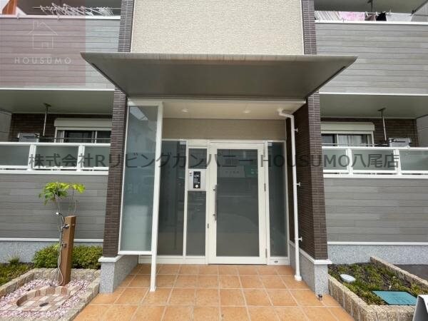 物件外観写真2　(清潔なエントランスです)