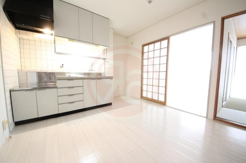 物件内観写真5　(こちらの居間で趣味の時間をお楽しみください)