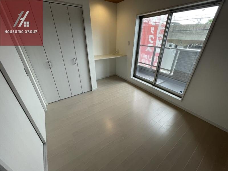 物件内観写真8　(開放的な寝室です)