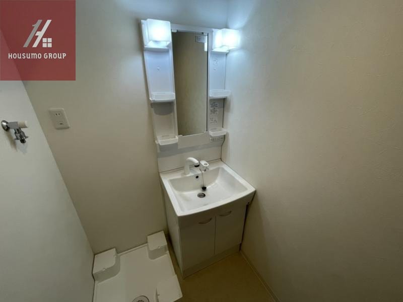 物件内観写真12　(朝の身支度には欠かせない独立洗面化粧台)