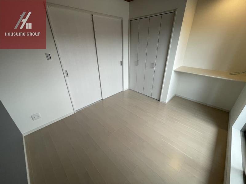 物件内観写真22　(落ち着いた色調の寝室です)