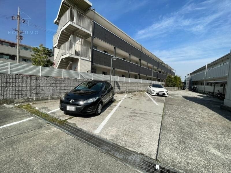 物件外観写真3　(駐車場完備です)