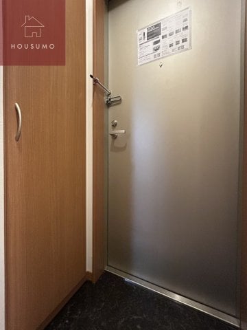 物件内観写真5　(ゆったりとした玄関です)