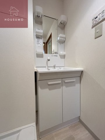 物件内観写真8　(独立洗面台、朝の身支度には欠かせません)