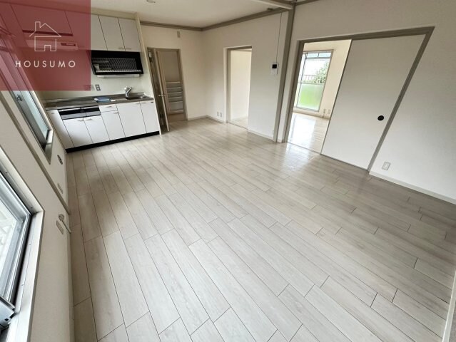 物件内観写真5　(こちらの居間で趣味の時間をお楽しみください)