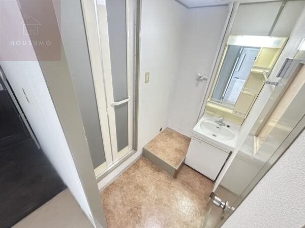 物件内観写真10　(明るい洗面所です)