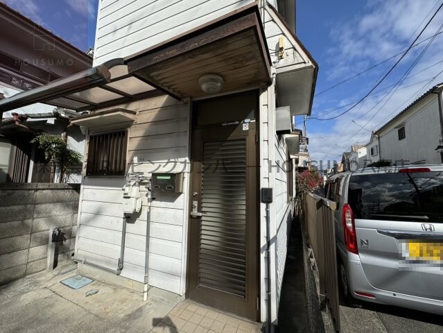 物件外観写真2　(落ち着いたエントランスです)