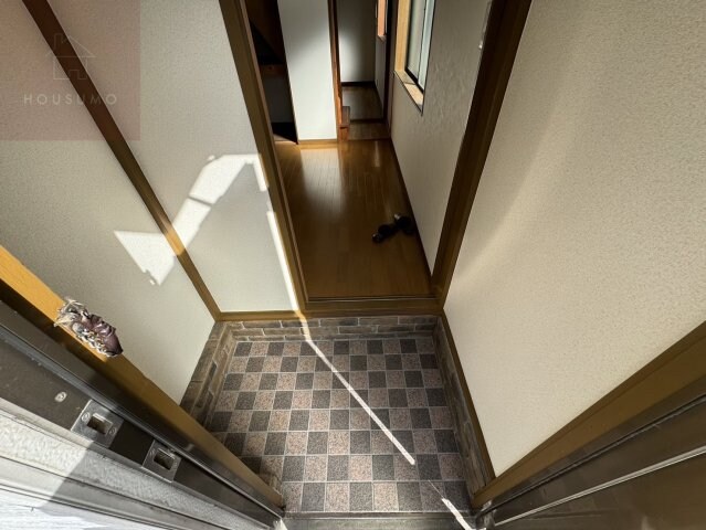 物件内観写真9　(ゆったりとした玄関です)